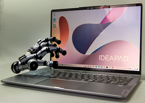 レビュー用の IdeaPad Flex 5 Gen 8 パソコン画像に、画像生成AI「Firefly（ファイアーフライ）」でのロボットがタイピングしている追加画像の作成。
プロンプト名は、「ロボットによるタイピングイラスト」　作成時間約12秒こちらは画像に追加する大きさも小さいので早かったです。さすがに世界のデザインメーカーが作る画像生成の品質は高いクオリティになっています。